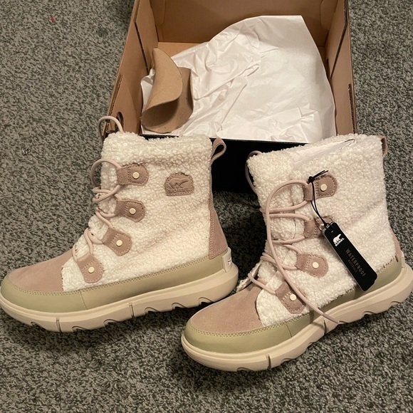 Women’s Sorel Explorer II Joan of Arc boots. - Picture 1 of 3